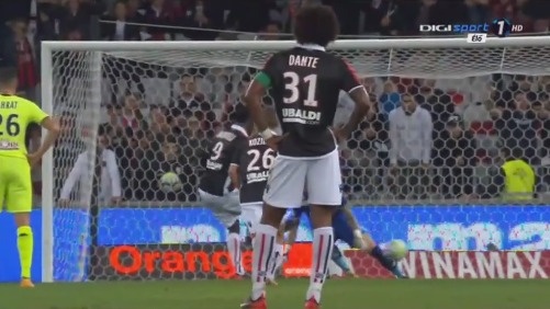 詹皇这一瞪惊呆众人，连东契奇都难以承受，顿巴斯球员尤为尴尬！